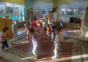 dzieci tańczą na gazetach