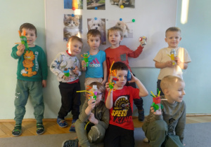 Dzieci wykonywały z rolek po papierze toaletowym oraz różnych przyborów plastycznych roboty.