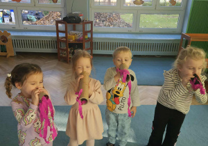 Dzieci wykonują ćw. oddechowe z pomocą wykonanych dmuchajek