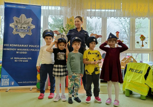 dzieci poznają sprzęt policyjny