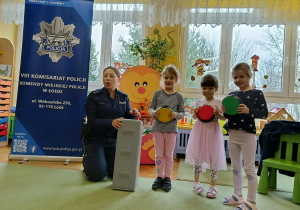 dzieci rozmawiają na temat bezpieczeństwa w ruchu drogowym