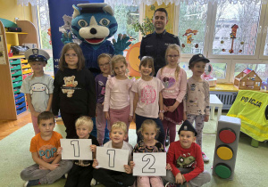 dzieci pozują do grupowego zdjęcia