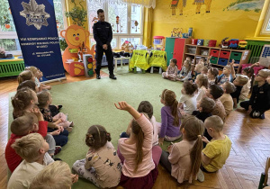 dzieci słuchają informacji na temat kontaktu z osobami obcymi