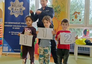 dzieci poznają numer alarmowy