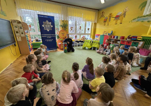 dzieci słuchają informacji na temat kontaktu z osobami obcymi