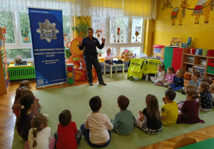 dzieci słuchają informacji na temat kontaktu z osobami obcymi