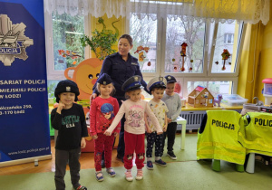 dzieci poznają sprzęt policyjny
