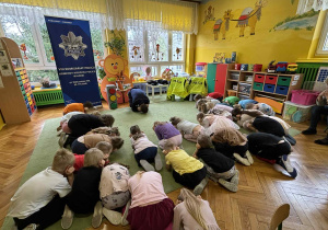 dzieci prezentują pozycję żółwia