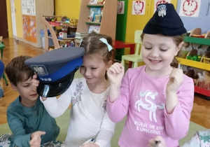 dzieci poznają sprzęt policyjny
