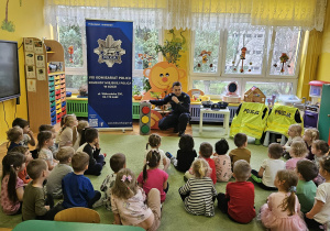 dzieci słuchają informacji na temat kontaktu z osobami obcymi