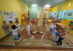 Dzieci tańczą przy piosence o misiach