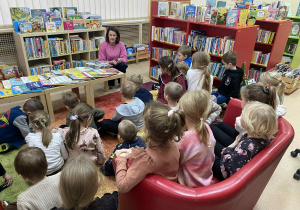 Dzieci słuchają czytankę bajki