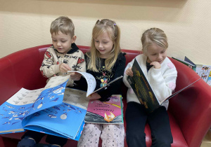 Dzieci oglądają książki