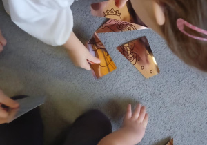 Dzieci układają lustrzane puzzle, które tworzą sceny z Królowej Śniegu
