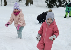 Zabawy w ogrodzie: robienie aniołków, bitwa śnieżna