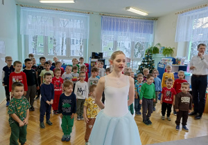 chłopcy uczą się układu kroków jaki prezentuje baletnica