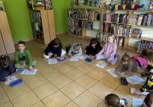 dzieci kolorują obrazki