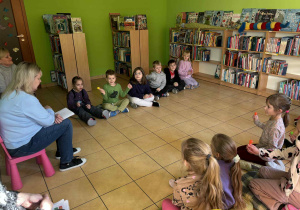 dzieci słuchają czytanej książki