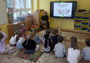 dzieci słuchają informacji na temat segregacji odpadów