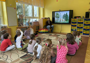 dzieci słuchają informacji na temat segregacji odpadów