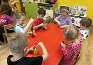 dzieci mieszają składniki wykonując slime do zabawy