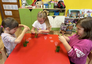 dzieci mieszają składniki wykonując slime do zabawy