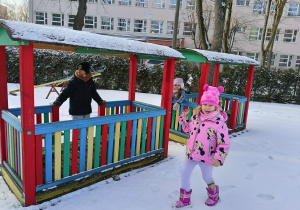 dzieci biegają po ogrodzie przedszkolnym