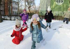 dzieci zbiegają z górki