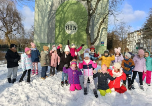 dzieci pozują do grupowego zdjęcia