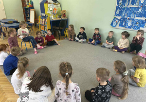 absolwentka przedszkola Marysia czyta dzieciom książkę