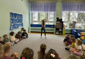 absolwentka przedszkola Marysia prezentuje taniec akrobatyczny