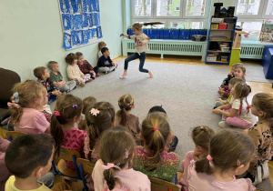 absolwentka przedszkola Marysia prezentuje taniec akrobatyczny
