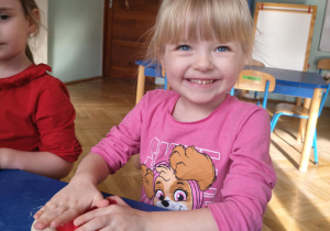 Wyrabianie masy solnej i wykrawanie serduszek.