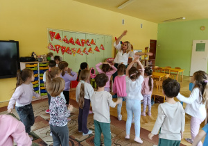 dzieci uczestniczą w zajęciach ruchowych