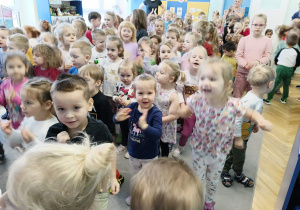 dzieci tańczą w rytm muzyki