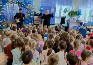 dzieci tańczą w rytm muzyki