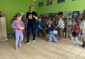 dzieci przedstawiają swoje emocje w różnych sytuacjach