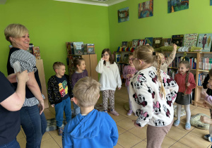 dzieci przedstawiają swoje emocje w różnych sytuacjach