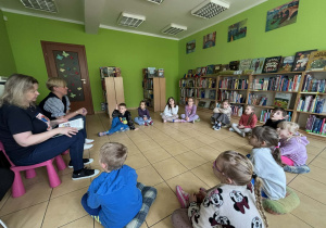 dzieci słuchają czytanej książki o emocjach