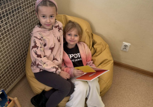 Dzieci oglądają książki