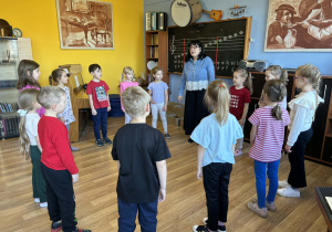 dzieci podczas lekcji muzyki grają na instrumentach