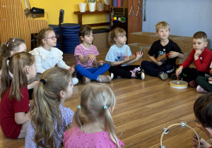 dzieci podczas lekcji muzyki grają na instrumentach
