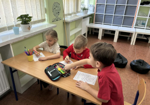 dzieci uczestniczą w lekcji edukacji wczesnoszkolnej,