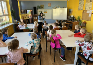 Dzieci siedzą w sali szkolnej