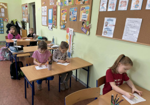 dzieci uczestniczą w lekcji edukacji wczesnoszkolnej,