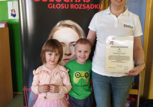 Dzieci wręczyły prowadzącej podziękowania za przeprowadzenie zajęć edukacyjnych.