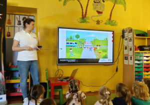 Dzieci na podstawie ilustracji wskazują odpowiednie i nieodpowiednie zachowania w pobliżu przejazdu kolejowego.