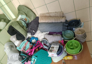 Koce, posłania, akcesoria dla zwierząt zebrane podczas zbiórki dla Fundacji Niechciane i Zapomniane