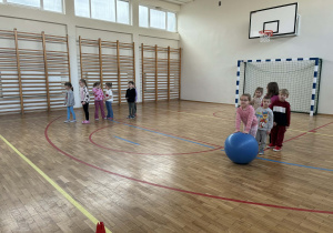 dzieci biorą udział w zabawach sportowych