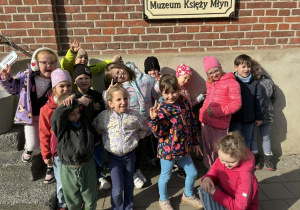dzieci pozują do zdjęcia przy Muzeum Księży Młyn